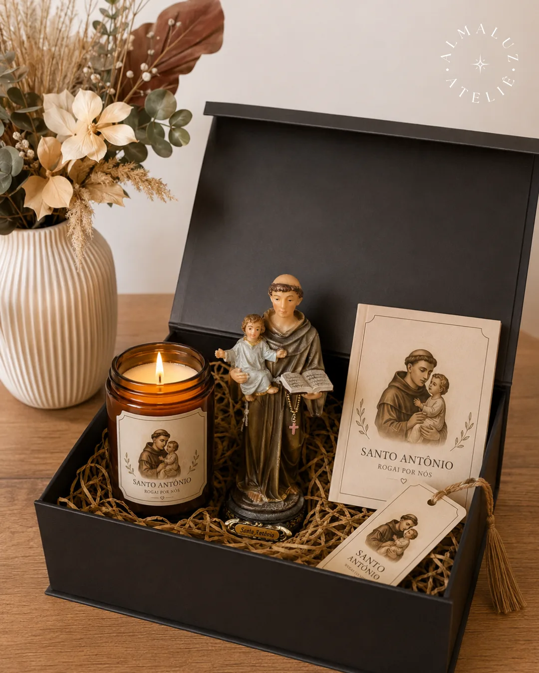 Kit presente AlmaLuz da coleção Santo Antônio: vela acesa, imagem e card de oração