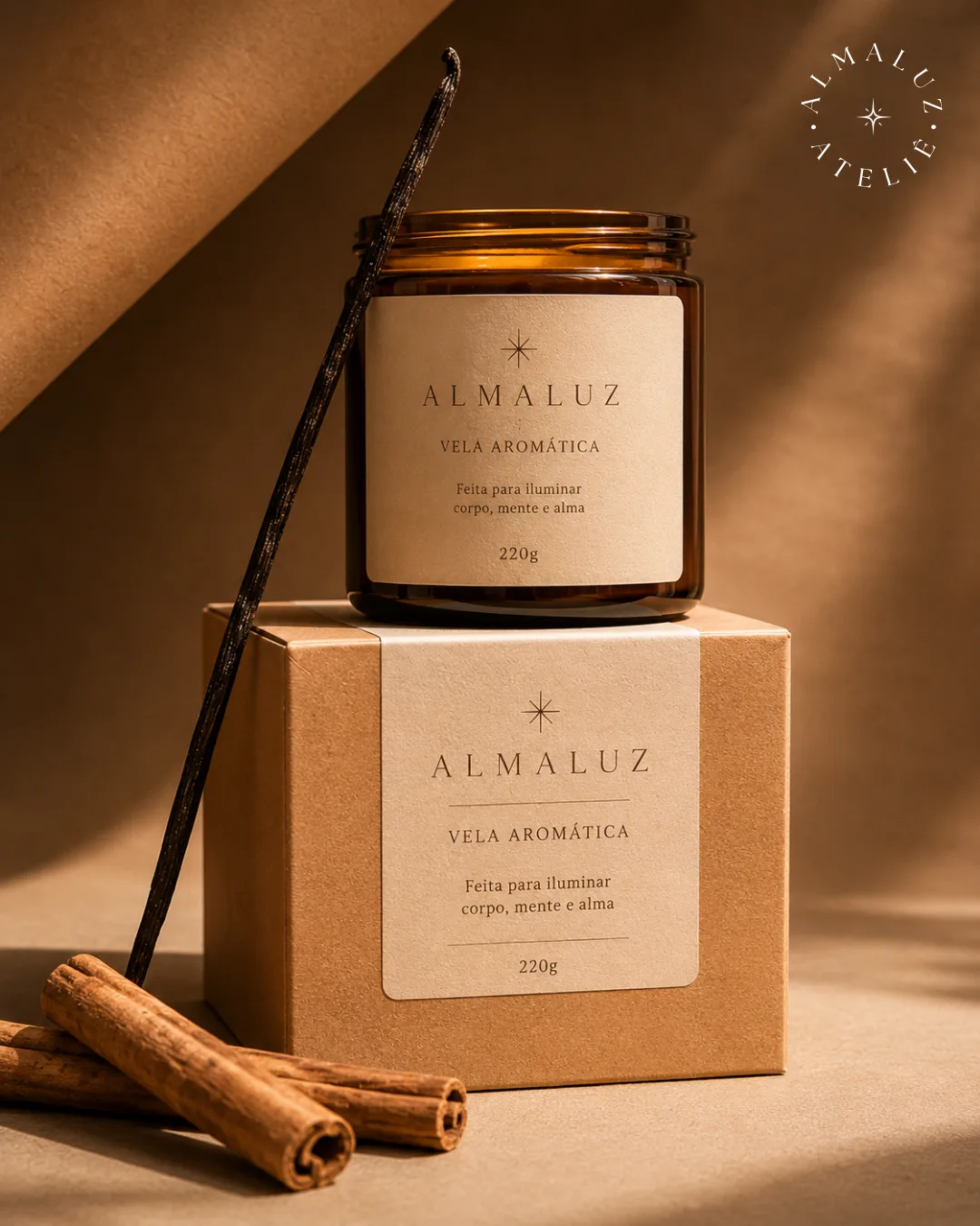 Vela aromática AlmaLuz 220g com embalagem kraft e canela, pronta para presentear